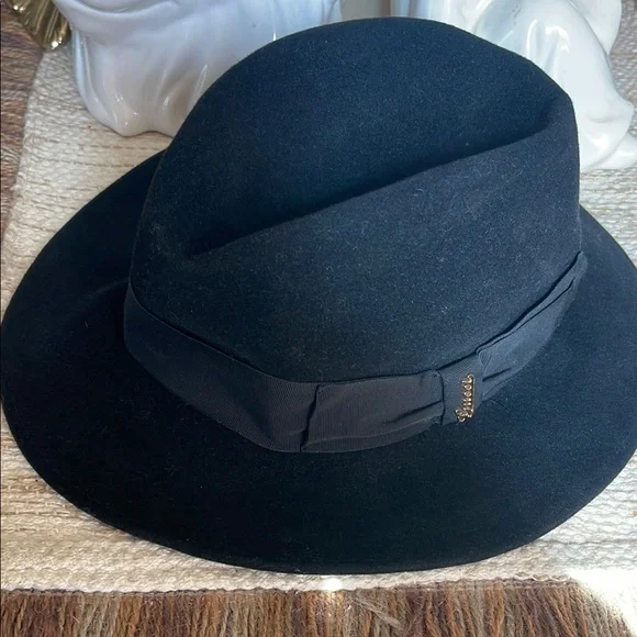 Gucci Elegant Black Fedora with Bow Accent - Picture 1 of 5